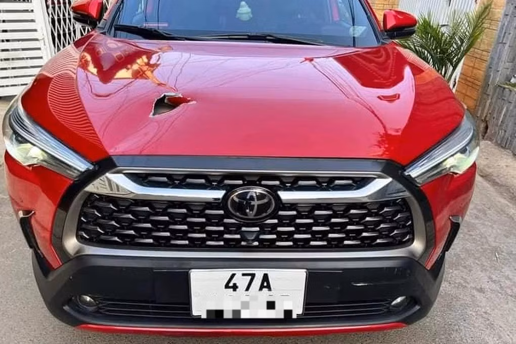 Thanh sat cong trinh roi trung dau nguoi di duong, xuyen thung o to-Hinh-2