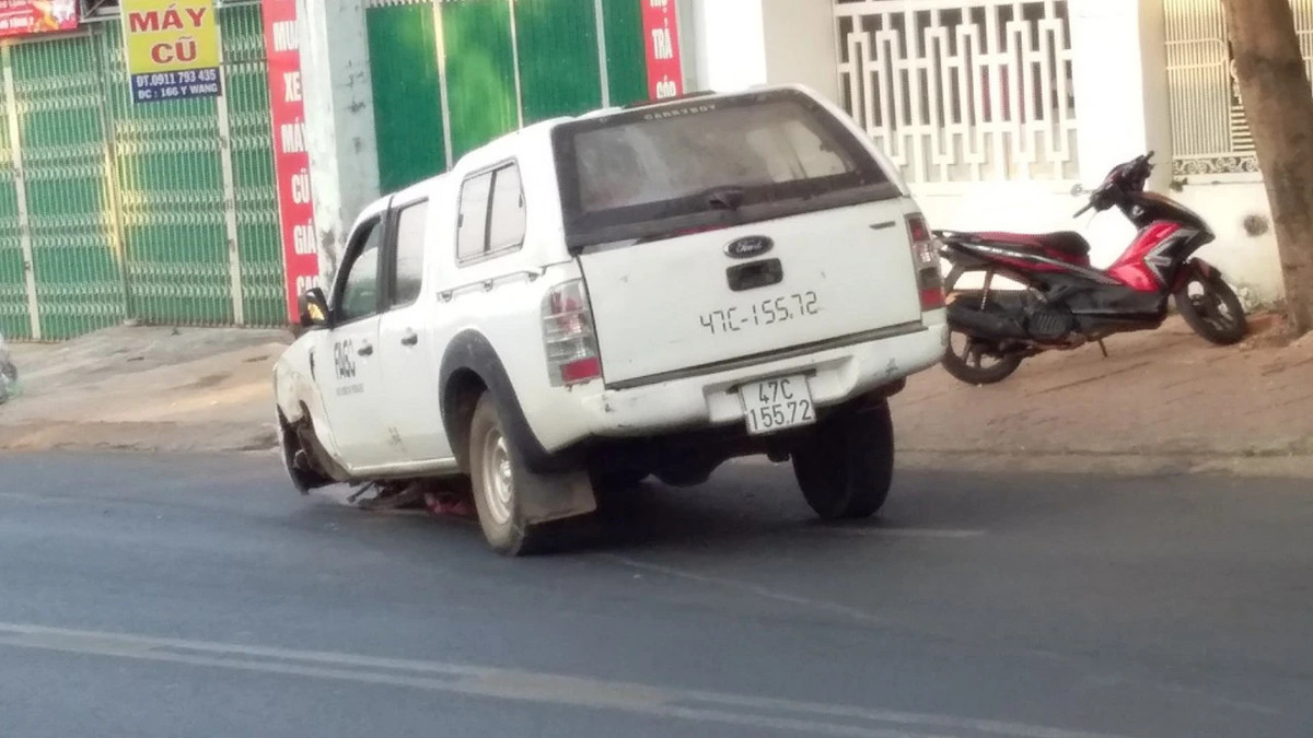 Dang quet rac, nu cong nhan bat ngo bi o to tong trong thuong