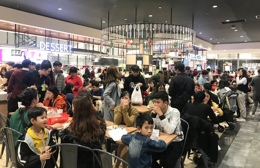 Các bàn ăn đều không còn chỗ ngồi.