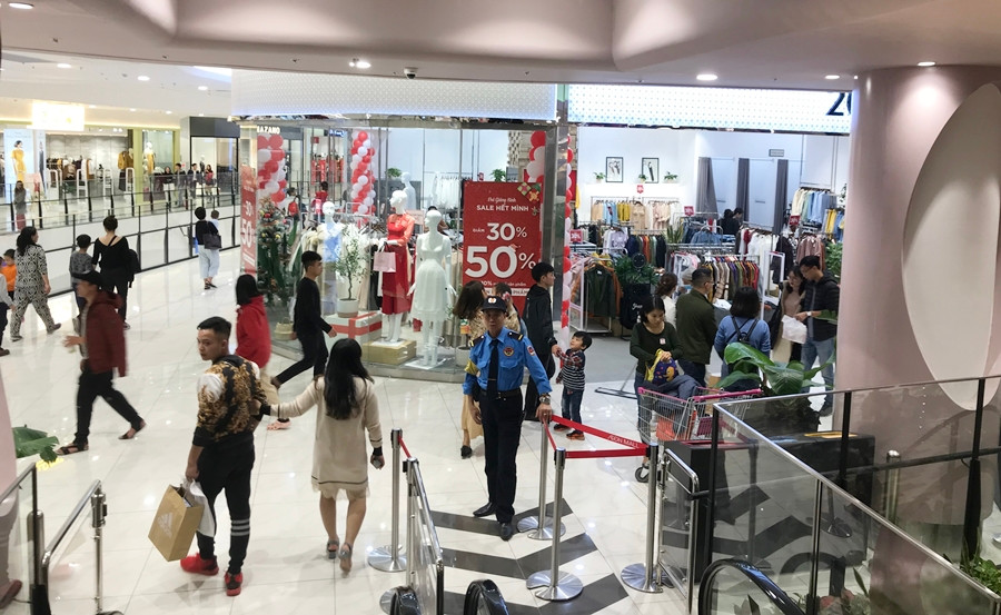 Theo ghi nhận của PV Kiến Thức, khách có ra vào các cửa hàng thời trang cũng chỉ để ngắm cho vui, còn tình trạng "đìu hiu" ế ẩm vẫn "nguyên xi".
