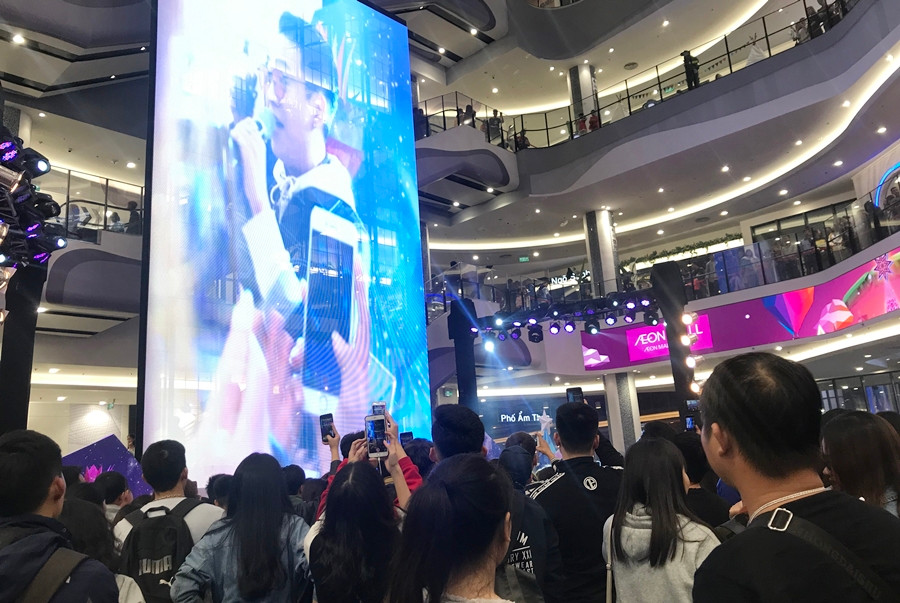 Tại các khu vực giải trí bên trong TTTM luôn thu hút khán giả.