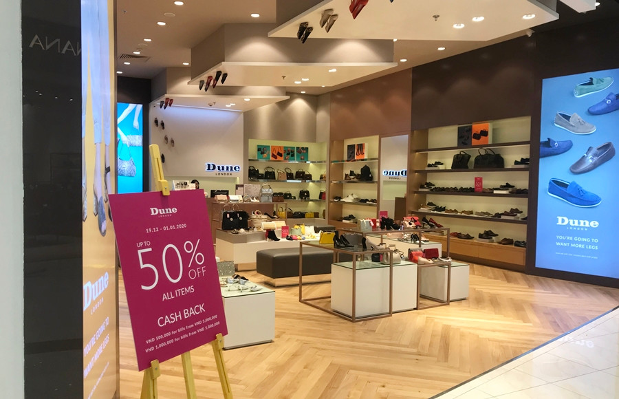 Điểm đáng chú ý vào đêm Noel tại TTTM này, là cho dù có hàng nghìn người đến đây vui chơi, nhiều cửa hàng thời trang thương hiệu đều tung nhiều khuyến mãi hấp dẫn, thậm chí treo biển sale off từ 30 - 50%, nhưng vẫn đìu hiu, vắng khách đến lạ.