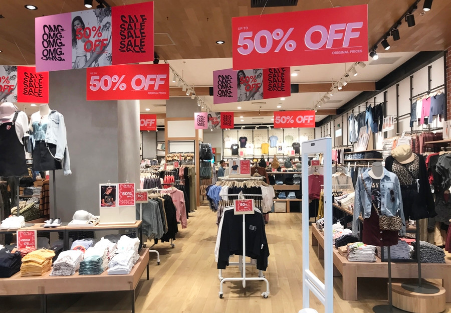 Một cửa hàng thời trang thương hiệu khác treo dày đặc biển "sale off 50%", nhưng cũng chung cảnh tượng ế ẩm đêm Noel.