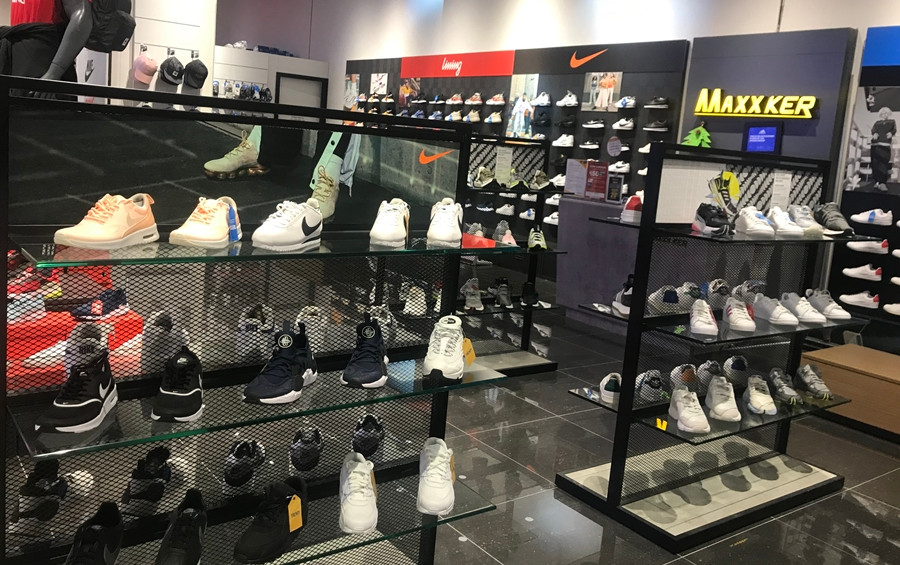 Các shop giày cũng chẳng mấy ai... "ngó ngàng".