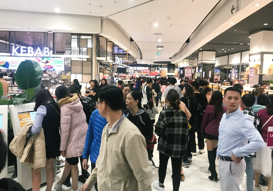 Khắp các lối di chuyển bên trong TTTM này đều đông kín người.