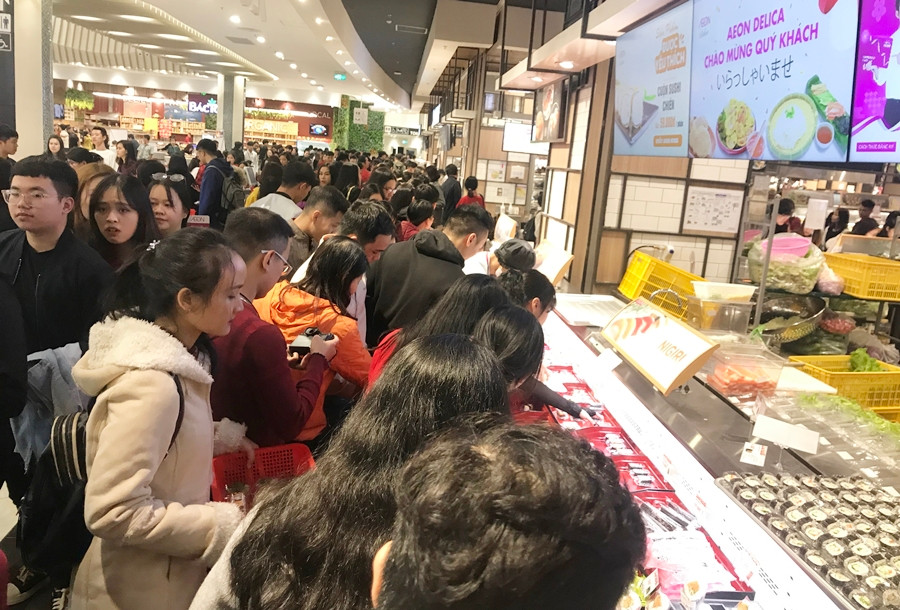 Khu vực ăn uống cũng chật kín người.