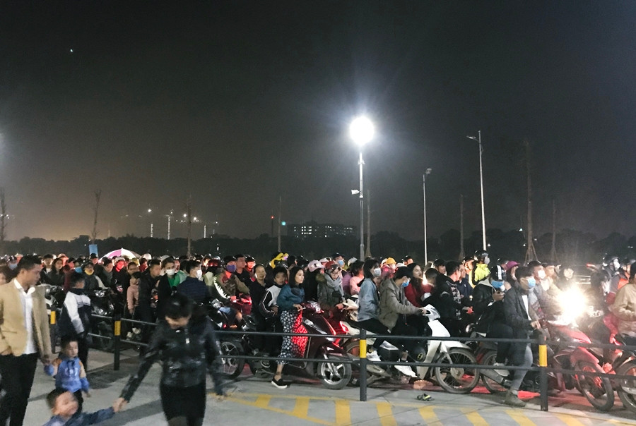 Ghi nhận của PV Kiến Thức, từ khoảng 19h ngày 24/12, có hàng nghìn người kéo kéo nhau về một TTTM lớn mới khai trương ở quận Hà Đông (Hà Nội) để vui chơi Noel.