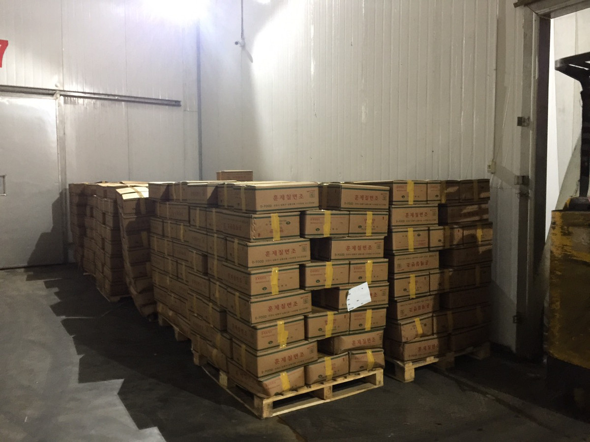 Theo lãnh đạo Đội QLTT số 17 Hà Nội, khi lực lượng chức năng tiến hành kiểm tra, chủ kho đã cất giấu một lượng lớn sản phẩm hết hạn trong kho hoa quả, sử dụng các kệ để che lấp. Nhưng vì số lượng quá lớn, chủ hàng không thể cất giấu toàn bộ sản phẩm đã hết hạn sử dụng. Khai với cơ quan chức năng, chủ hàng cho biết, toàn bộ sản phẩm trong kho đều không có giấy tờ nhập khẩu chứng minh nguồn gốc xuất xứ hợp pháp, các giấy tờ được các cơ quan có thẩm quyền của Việt Nam chứng nhận sản phẩm đủ điều kiện vệ sinh an toàn vệ sinh thực phẩm lưu thông trên thị trường. Khi thấy sản phẩm sắp hết hạn sử dụng, chủ cơ sở đã tự ý thay đổi bằng cách gia hạn thêm thời gian sử dụng.