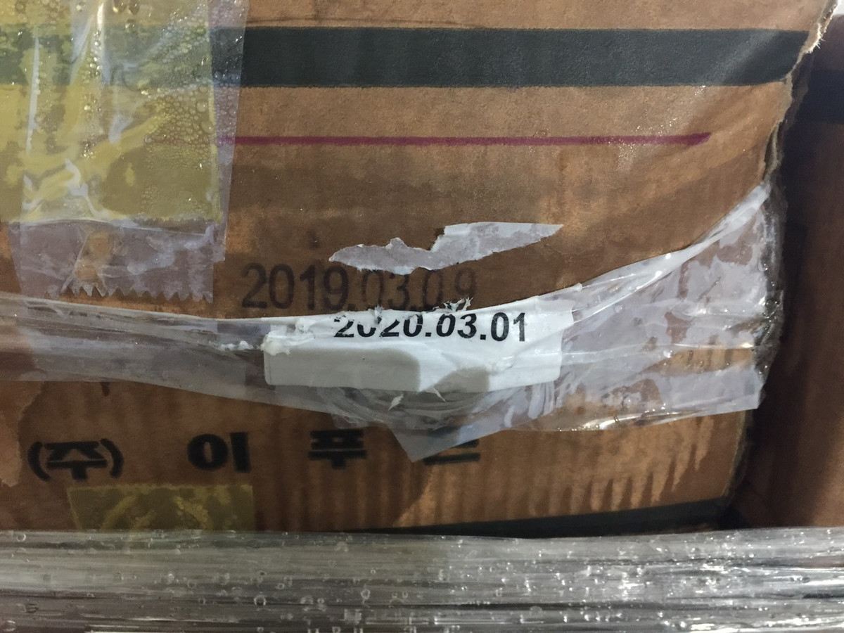 Một nửa trong số đó, có 2 “date” sử dụng được dán đè lên nhau. Những sản phẩm đã “tẩy date” thành công được gắn chữ “đã lọc” để chuẩn bị vận chuyển ra thị trường.