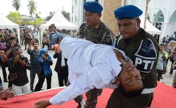 Thanh nien bi danh 100 roi ngat xiu vi quan he tinh duc truoc hon nhan