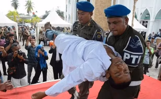 Thanh nien bi danh 100 roi ngat xiu vi quan he tinh duc truoc hon nhan