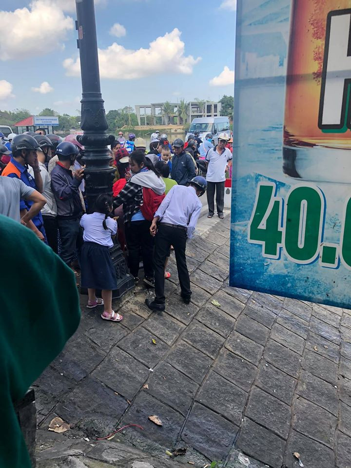 Xuc dong cau chuyen tai xe xich lo lao xuong song cuu hai me con thoat chet