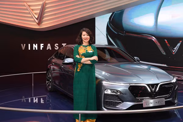 VinFast lo gan 300 trieu dong/xe, gio tang gia... khach hang co doc tien mua?