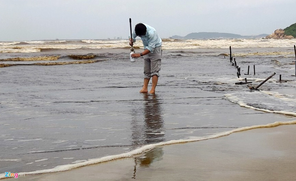 Ngày 5/12, Sở Tài nguyên và Môi trường Quảng Ngãi phối hợp với Cục Bảo vệ môi trường miền Trung và Tây Nguyên đã cử cán bộ đến vùng biển xã Bình Thạnh, huyện Bình Sơn lấy mẫu nước biển để phân tích.