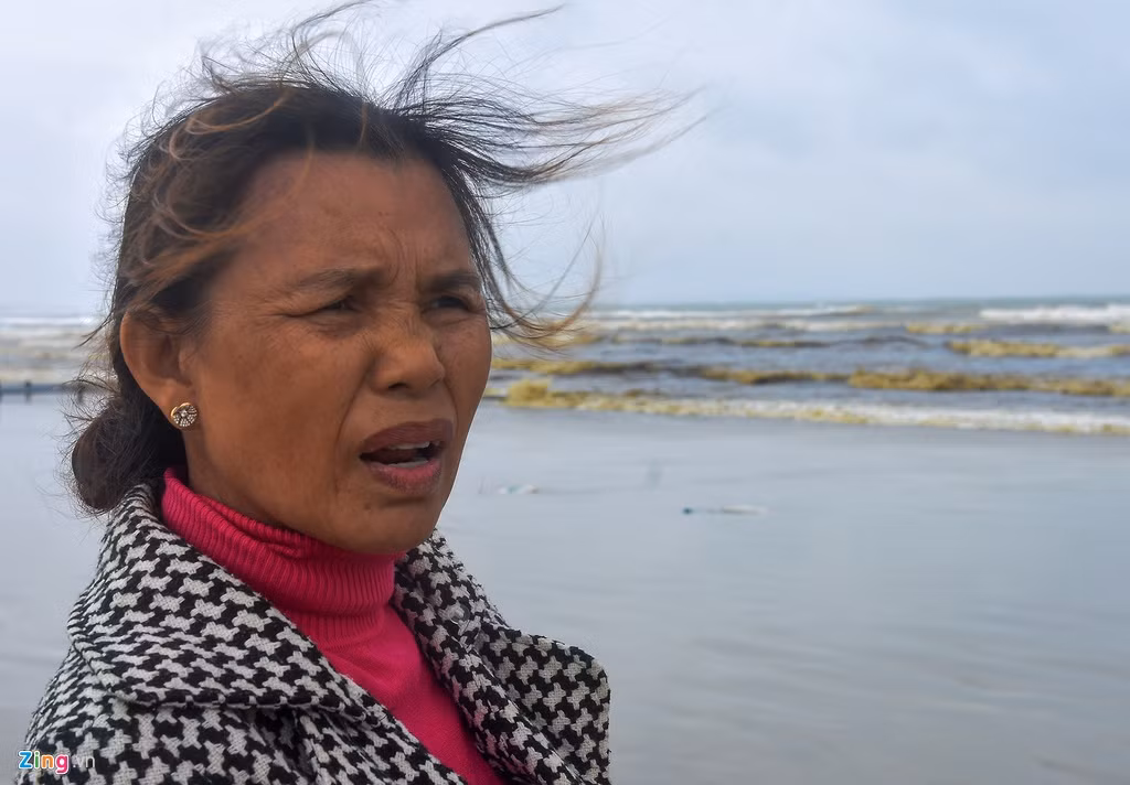 Hơn 50 năm sống ở làng chài thôn Hải Ninh, xã Bình Thạnh (huyện Bình Sơn), bà Phạm Thị Hạnh chưa từng thấy nước biển nơi đây có màu đen kỳ lạ như vậy.