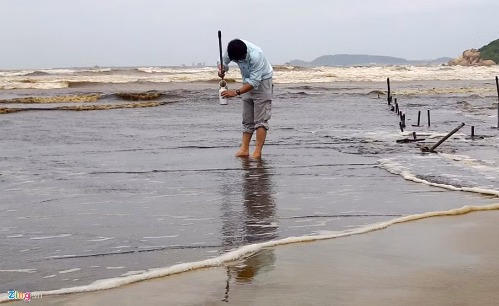 Ngày 5/12, Sở Tài nguyên và Môi trường Quảng Ngãi phối hợp với Cục Bảo vệ môi trường miền Trung và Tây Nguyên đã cử cán bộ đến vùng biển xã Bình Thạnh, huyện Bình Sơn lấy mẫu nước biển để phân tích.