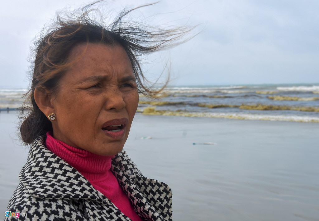 Hơn 50 năm sống ở làng chài thôn Hải Ninh, xã Bình Thạnh (huyện Bình Sơn), bà Phạm Thị Hạnh chưa từng thấy nước biển nơi đây có màu đen kỳ lạ như vậy.