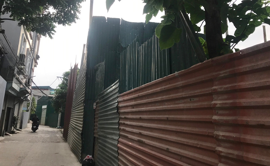 Một số công trình khác thì nhanh chóng quây kín phía bên ngoài để tránh lộ các nền móng bên trong.