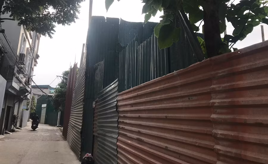 Một số công trình khác thì nhanh chóng quây kín phía bên ngoài để tránh lộ các nền móng bên trong.