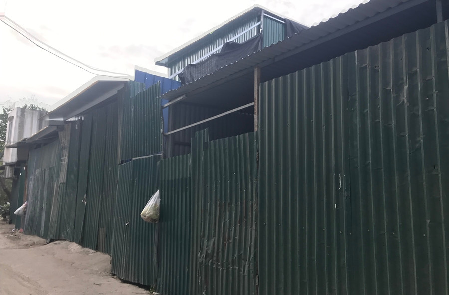 Nhiều công trình bắn tôn còn lấn chiếm cả diện tích lòng đường trong ngõ 271 Bùi Xương Trạch, gây cản trở người đi lại.