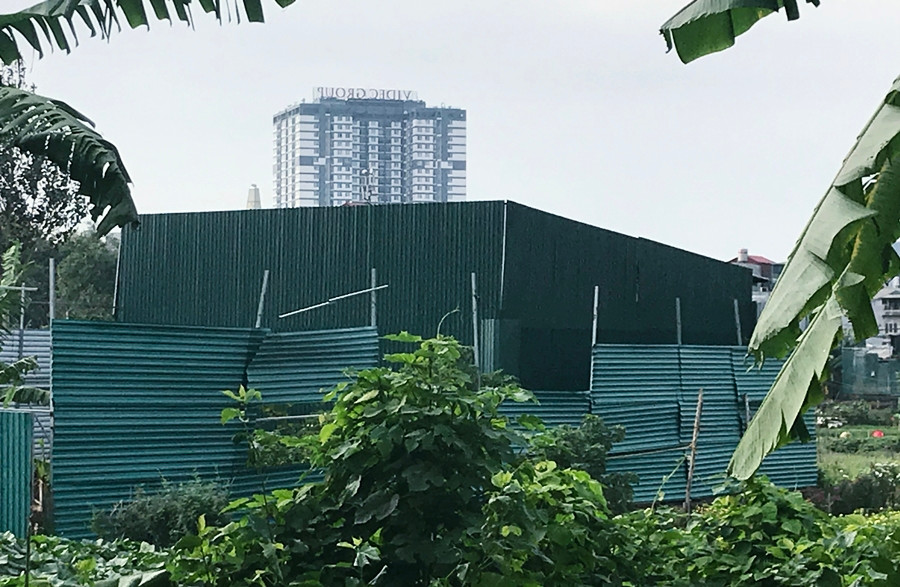 Người dân còn cho biết thêm, dù các công trình vi phạm trật tự xây dựng ở ngõ 271 Bùi Xương Trạch diễn ra rầm rộ, nhưng lại không thấy lực lượng chức năng sở tại xử lý dứt điểm?