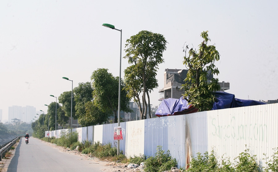 “Quyết định có hiệu lực kể từ ngày 6/12/2019. Giao cho ông Bùi Chí Dũng là đại diện Công ty TNHH đầu tư bất động sản Linh Đàm chấp hành. Trong thời hạn 15 ngày, kể từ ngày nhận được Quyết định này, Công ty TNHH đầu tư bất động sản Linh Đàm có trách nhiệm thực hiện Quyết định. Nếu quá thời gian mà Công ty TNHH đầu tư bất động sản Linh Đàm không tự nguyện chấp hành sẽ bị cưỡng chế thi hành theo quy định của pháp luật”, - Quyết định nêu.