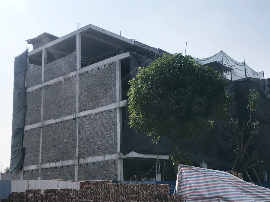 Đáng chú ý nữa là ngày 20/09/2019, Sở Xây dựng Hà Nội đã có văn bản số 8551/SXD-CP nêu: “Căn cứ các nội dung, đối chiếu với quy định tại Điểm e, khoản 2 Điều 89 Luật xây dựng số 50/2014/QH13 ngày 18/06/2014, thì số lượng khối nhà ở thấp tầng của “Dự án nhà ở thấp tầng và khu nhà ở tái định cư kết hợp thương mại tại ô đất PT1 và một phần ô đất PT2 thuộc đối tượng miễn giấy phép xây dựng”.