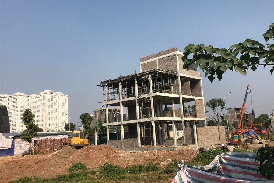 Ghi nhận của PV Kiến Thức ngày 11/12/2019 cho thấy, bên trong khu dự án Nhà ở thấp tầng và khu tái định cư kết hợp thương mại vẫn còn rất ngổn ngang.