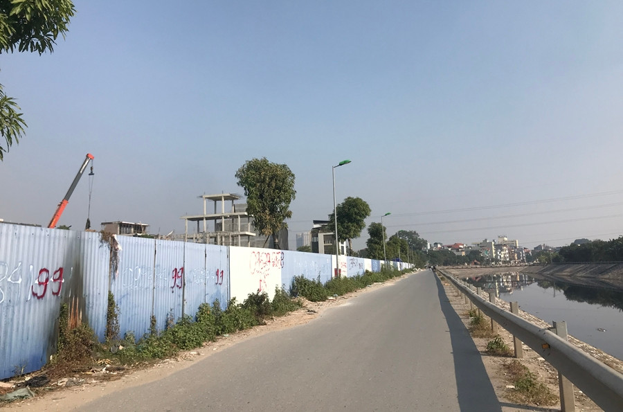 Đáng chú ý là sau Quyết định xử phạt hành chính đối với Công ty TNHH đầu tư bất động sản Linh Đàm, ngày 6/12/2019, UBND quận Hoàng Mai tiếp tục ban hành quyết định số 7336/QĐ-CCXP về việc “Cưỡng chế buộc thực hiện biện pháp khắc phục hậu quả” đối với doanh nghiệp này.