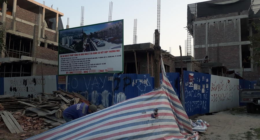 Công ty TNHH đầu tư bất động sản Linh Đàm bị xử phạt do đã có hành vi vi phạm “Khởi công xây dựng công trình mà thiếu mặt bằng xây dựng để bàn giao toàn bộ” và “Xây dựng công trình không đúng thiết kế xây dựng được thẩm định, phê duyệt trong trường hợp miễn giấy phép xây dựng” tại dự án Nhà ở thấp tầng và khu tái định cư kết hợp thương mại.