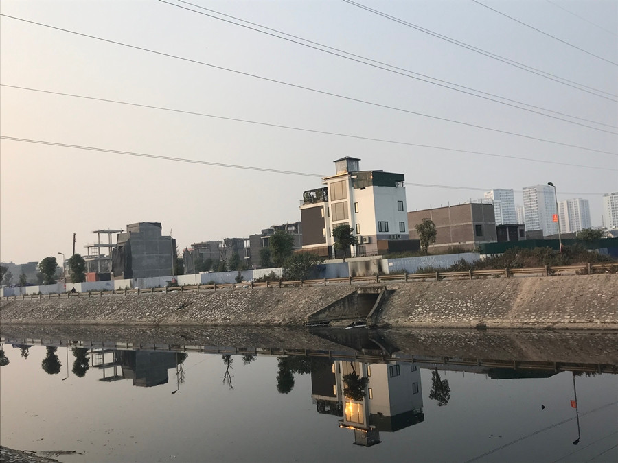 Điểm đáng chú ý là Nhà ở thấp tầng và khu tái định cư kết hợp thương mại (phường Hoàng Liệt, quận Hoàng Mai) nằm ngay cạnh sông Tô Lịch, bốc mùi hôi thối.