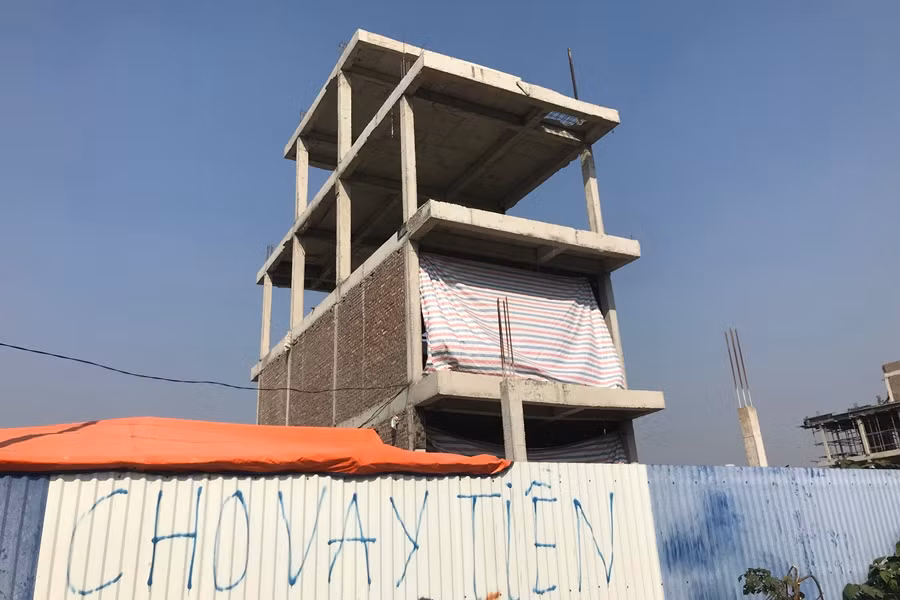 Còn khá nhiều căn nhà tại dự án nhà ở thấp tầng và khu nhà ở tái định cư kết hợp thương mại chưa xây xong phần thô.