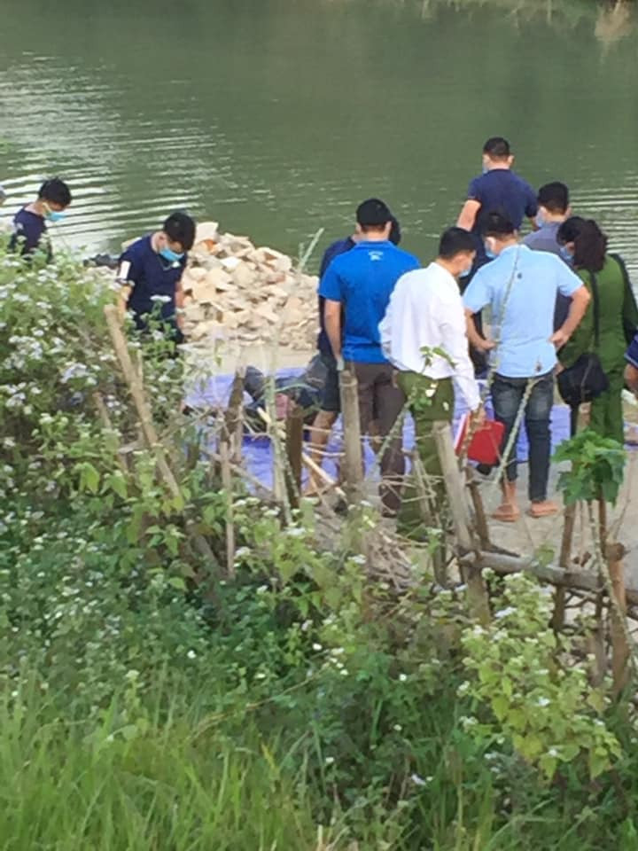 Hai hung phat hien thi the nam gioi phan huy, bien dang ben bo suoi