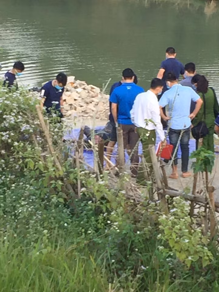 Hai hung phat hien thi the nam gioi phan huy, bien dang ben bo suoi