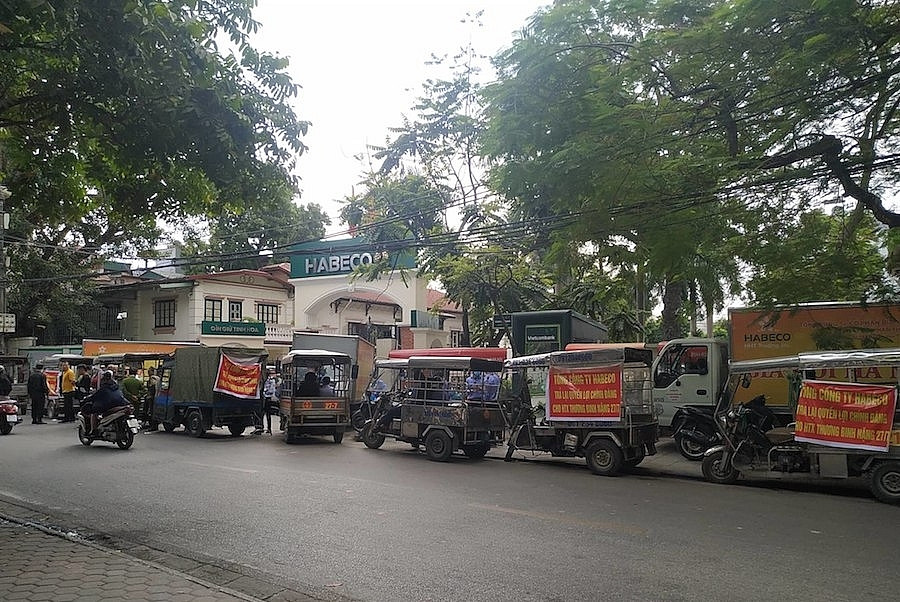 HABECO “gay su” vu gi khien xe thuong binh vay kin tru so? (Cai)