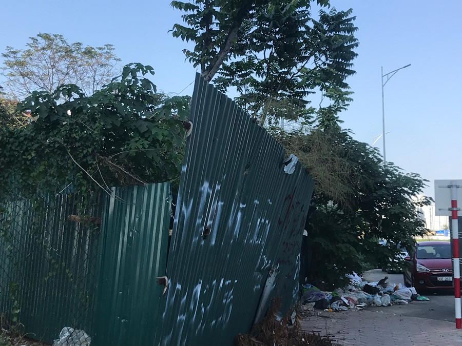 Những hàng rào tôn xập xệ có thể đổ xuống vỉa hè bất cứ lúc nào.