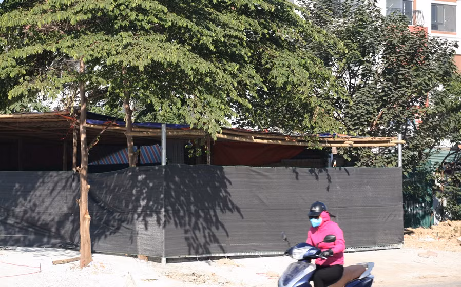 Trái ngược với văn bản yêu cầu các công trình vi phạm tự tháo dỡ mà UBND phường Xuân La đã thông báo, những công trình tại khu vực này càng "mọc" lên rầm rộ.