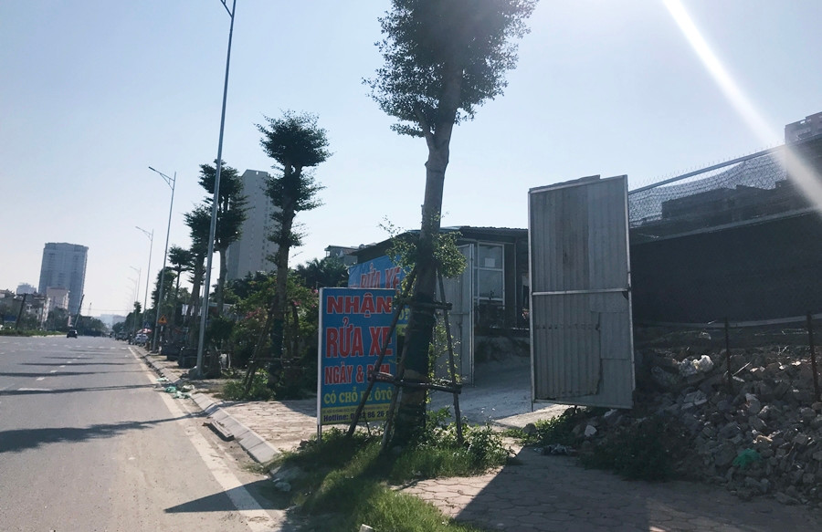 Mặc dù đã quá thời hạn tháo dỡ, nhưng những công trình vi phạm tại khu vực đường Nguyễn Văn Huyên kéo dài vẫn ngang nhiên tồn.