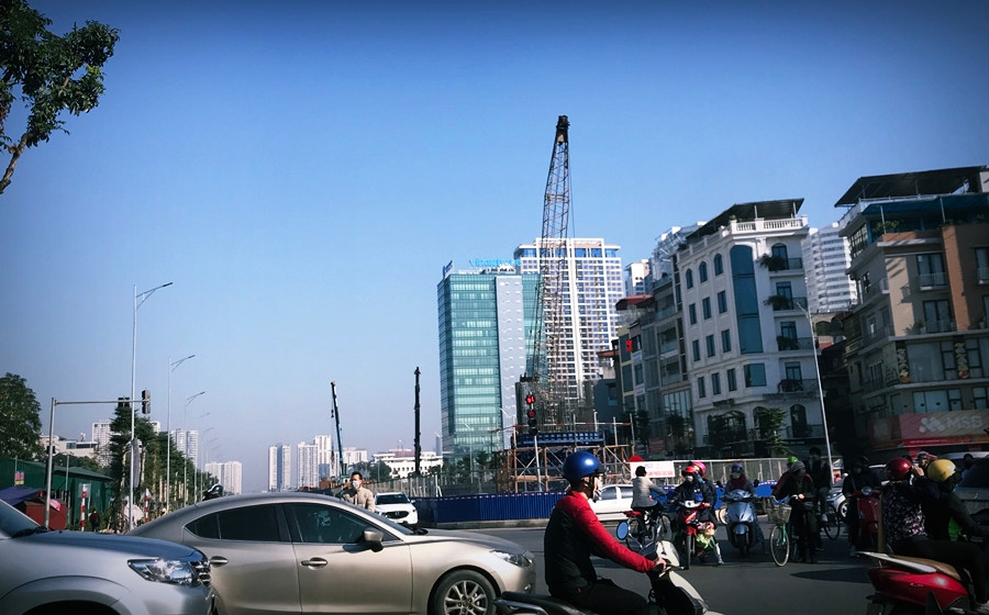 Tuyến đường Nguyễn Văn Huyên kéo dài rộng 60m, dài hơn 2km, có 4 làn xe mỗi bên, 2 làn ô tô và 2 làn xe máy. Do nhu cầu đi lại của người dân nên hơn 500m đoạn đường của dự án này nối từ đường 40m trong Khu đô thị Tây Hồ Tây ra đường Hoàng Quốc Việt đã được thông xe.