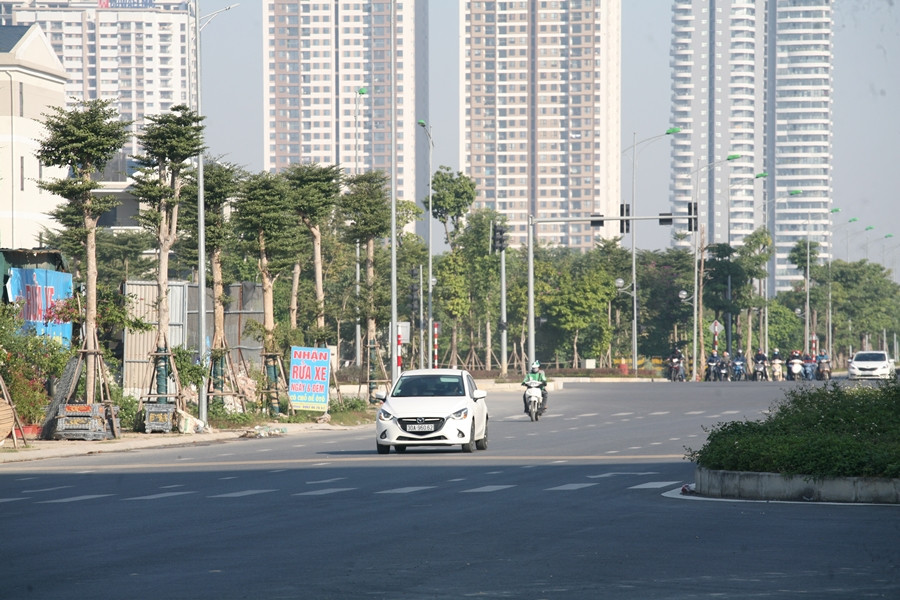 Tuy nhiên, điều khiến dư luận bức xúc là hiện nay ở đoạn đường Nguyễn Văn Huyên kéo dài nối với đường Hoàng Quốc Việt xuất hiện nhiều công trình quây tôn, lợp mái vi phạm, nhưng vẫn tồn tại để làm bãi rửa xe, quán nước,… một cách lụp xụp làm xấu xí đường Nguyễn Văn Huyên kéo dài.
