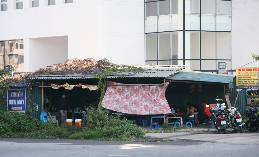 Liên quan đến vấn đề này, ngày 7/12, bước đầu một lãnh đạo UBND phường Xuân La cho PV Kiến Thức biết, đất khu vực đang phản ánh là đất nông nghiệp nằm trong diện quy hoạch dự án, nhưng Nhà nước vẫn chưa thực hiện công tác thu hồi đất, giải phóng mặt bằng. Việc người dân có dấu hiệu kinh doanh bãi rửa xe, hay bày bán cây cảnh, sành sứ,... là chuyển đổi sai mục đích.