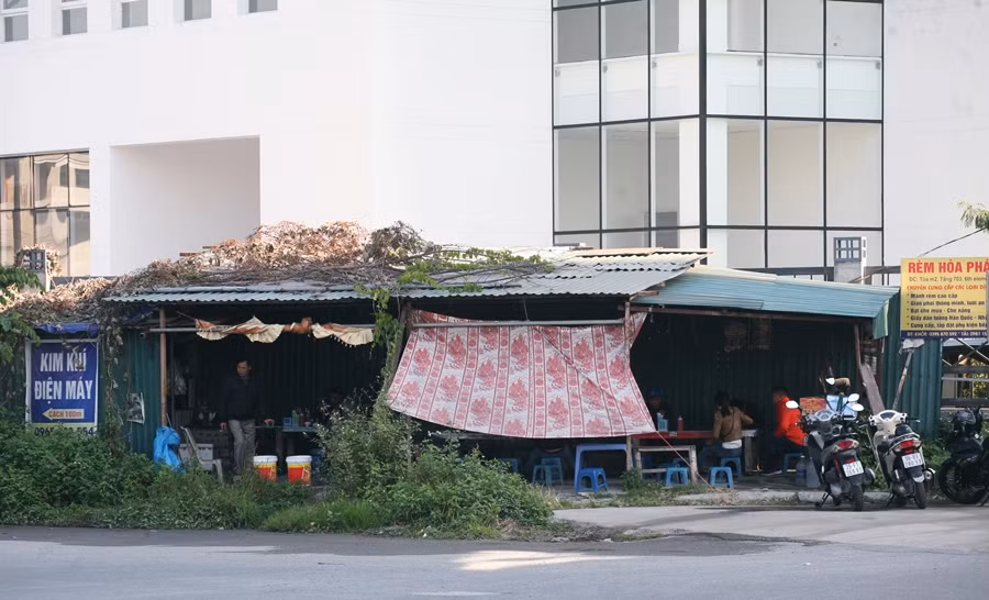 Liên quan đến vấn đề này, ngày 7/12, bước đầu một lãnh đạo UBND phường Xuân La cho PV Kiến Thức biết, đất khu vực đang phản ánh là đất nông nghiệp nằm trong diện quy hoạch dự án, nhưng Nhà nước vẫn chưa thực hiện công tác thu hồi đất, giải phóng mặt bằng. Việc người dân có dấu hiệu kinh doanh bãi rửa xe, hay bày bán cây cảnh, sành sứ,... là chuyển đổi sai mục đích.