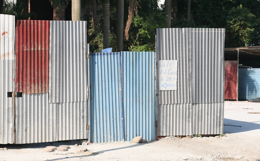 Những hàng rào tồn tại khu vực vi phạm quây lụp xụp.