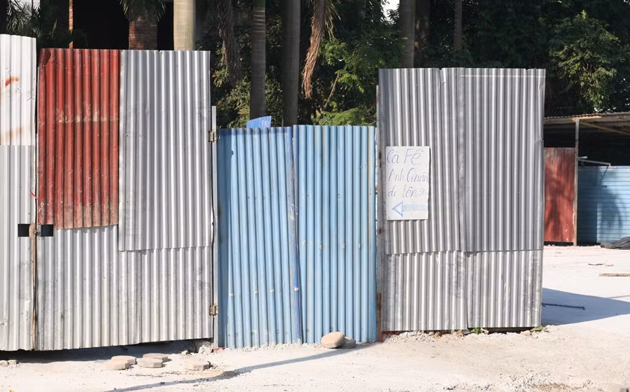 Những hàng rào tồn tại khu vực vi phạm quây lụp xụp.