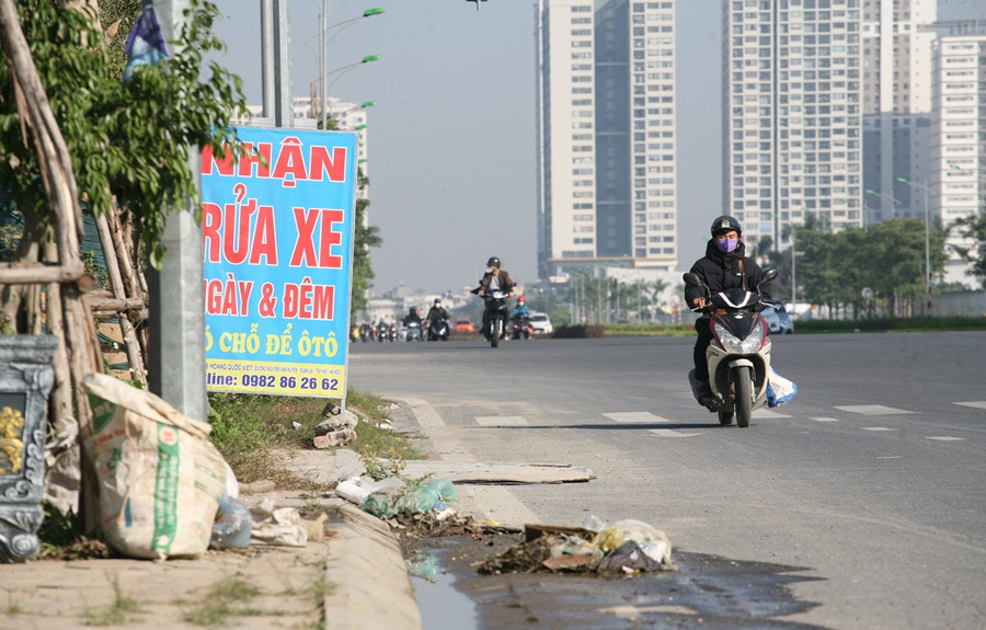 Theo tìm hiểu của PV Kiến Thức, trước đó, ngày 9/9/2019 UBND phường Xuân La đã có thông báo về việc yêu cầu tháo dỡ các công trình, vi phạm. Theo đó, chính quyền phường Xuân La yêu cầu các ông/bà là chủ đầu tư vi phạm các quy định của pháp luật về đất đai, trật tự xây dựng; phải tự tháo dỡ toàn bộ công trình vi phạm tại khu vực đường Nguyễn Văn Huyên kéo dài thuộc tổ 20B, cụm 6 phường Xuân La. Thời hạn tự tháo dỡ trước ngày 15/9/2019.