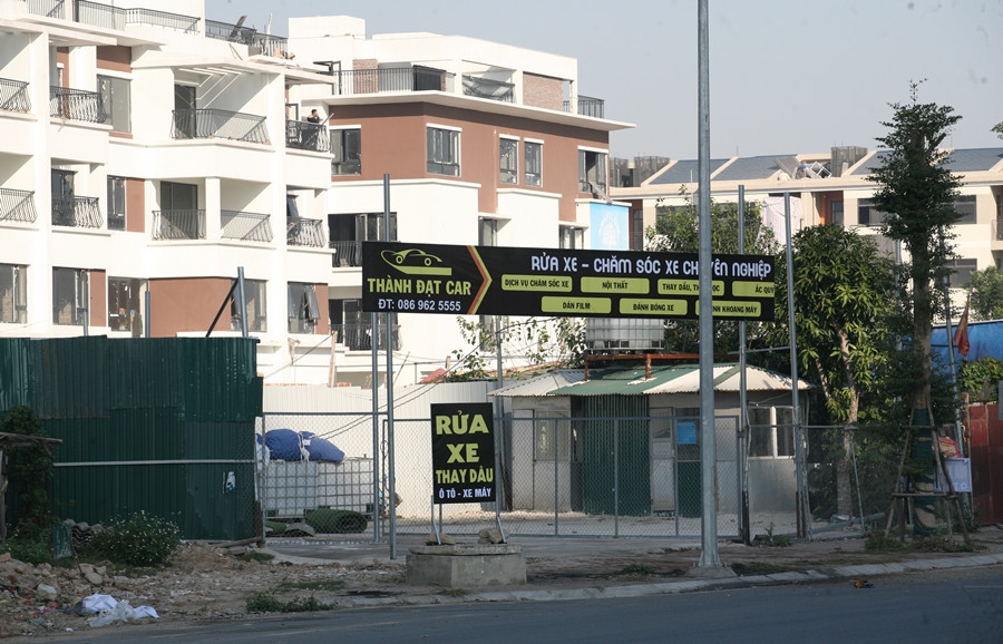 Thậm chí còn xuất hiện thêm một số bãi rửa xe - chăm sóc xe chuyên nghiệp "mới toanh" tại khu vực mà PV đang phản ánh.