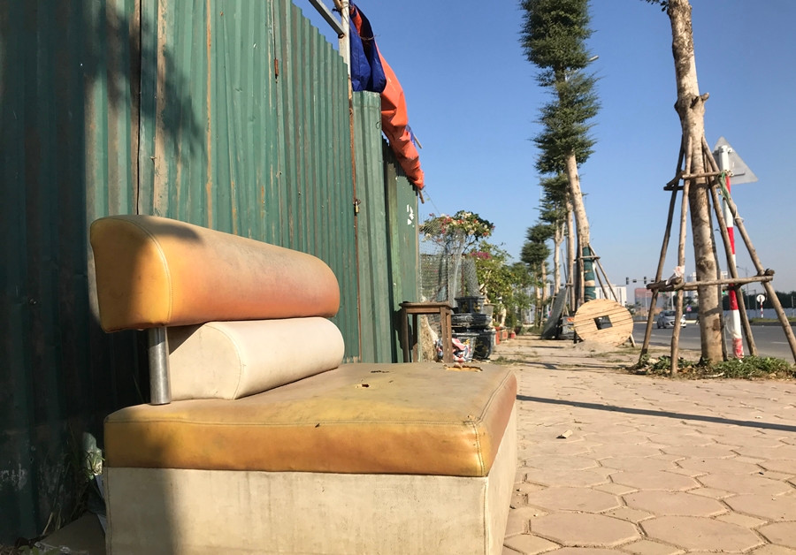 Hình ảnh nhếch nhác, phản cảm trên vỉa của tuyến đường mới mở.