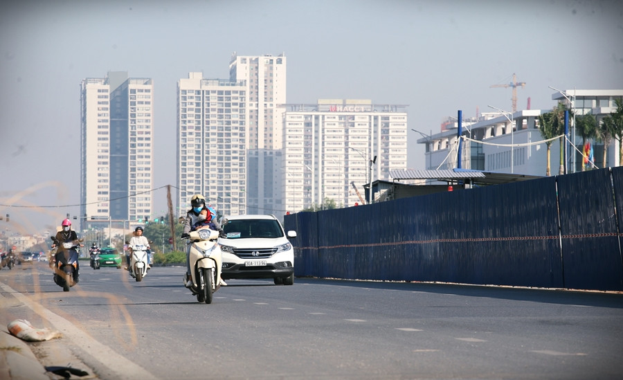 Các phương tiện di chuyển qua đoạn 500m đường Nguyễn Văn Huyên kéo dài, nối từ đường 40m trong Khu đô thị Tây Hồ Tây ra đường Hoàng Quốc Việt.