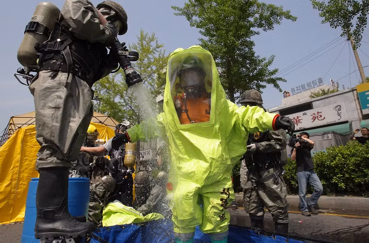 Chính vì lo sợ mối đe dọa từ các loại vũ khí hóa học từ Triều Tiên, Quân đội Hàn Quốc thường tiến hành các cuộc diễn tập chống vũ khí hóa học với qui mô lớn tại các thành phố đông dân cư nơi có thể sẽ trở thành mục tiêu bị tấn công khi xung đột giữa hai miền Triều Tiên nổ ra. Mặc dù thông tin chính thức về việc Triều Tiên sở hữu vũ khí hóa học vẫn chưa được kiểm chứng.