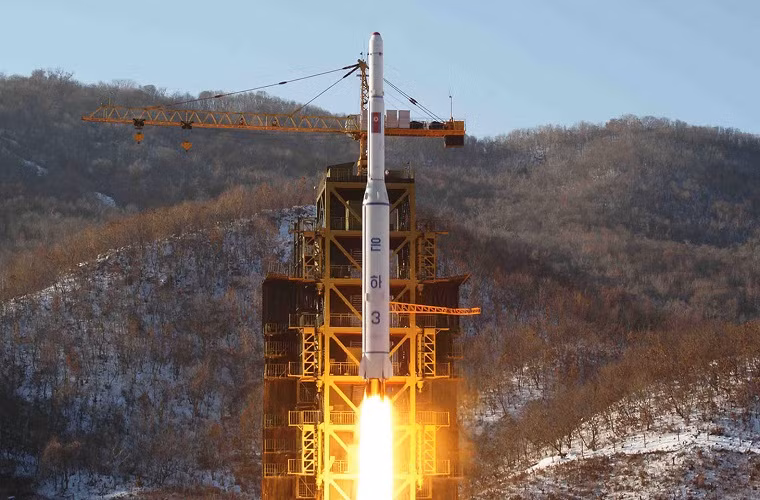 Trong năm 2009, Triều Tiên tiến hành thử nghiệm vũ khí hạt nhân lần thứ hai nhưng thất bại và tiếp theo sau đó là lần thử thành công vào 2013. Theo Viện Nghiên cứu Hòa bình Quốc tế Stockholm ước tính Triều Tiên sở hữu ít nhất từ 6-8 đơn vị vũ khí hạt nhân từ sau năm 2006.